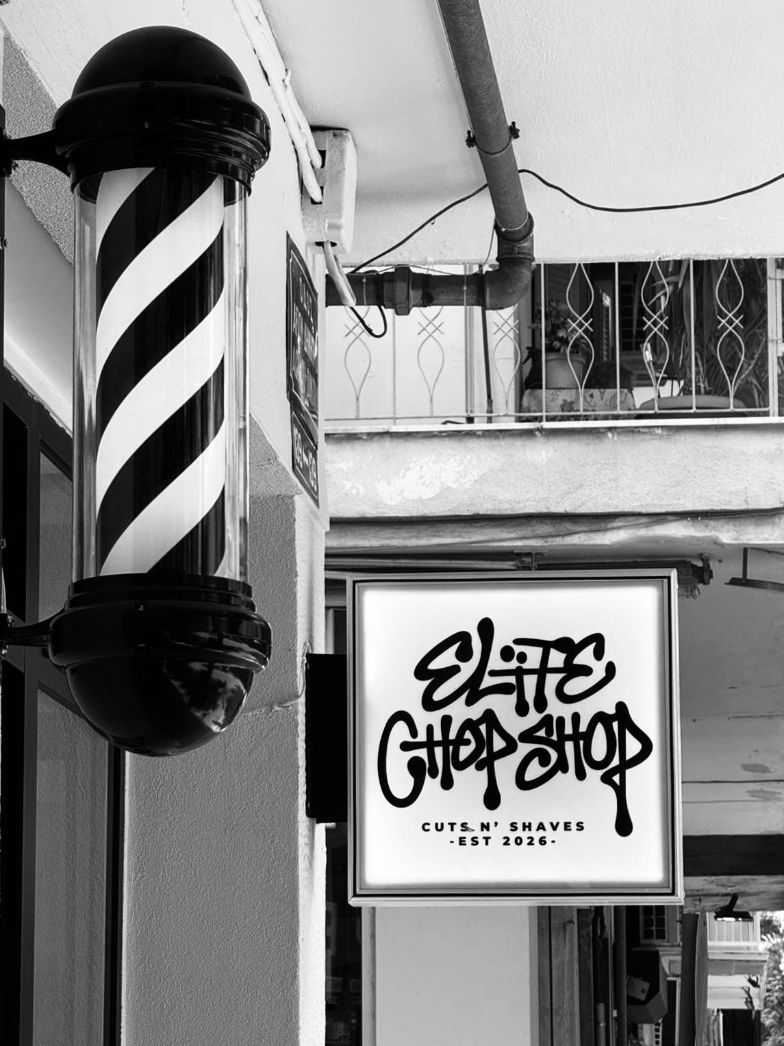 Οι εντοιχισμένες θήκες με τα προϊόντα περιποίησης στο ELITE CHOP SHOP